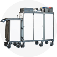 Un grand chariot de nettoyage professionnel, l'Equipe de Vileda Professional, présenté sur un fond clair. Ce système modulaire se compose d'une structure haute et argentée avec des portes d'armoire blanches, des bacs de collecte des déchets intégrés sur le dessus et une unité satellite attachée avec une poignée de poussée. L'ensemble du système est monté sur plusieurs roues pivotantes robustes pour le transport de grandes quantités de produits et d'équipements de nettoyage.