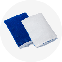 Une serpillière Vileda Professional Glove Mop montrée sous deux angles pour mettre en évidence sa conception à double face. L'une des faces présente une surface texturée en microfibre bleu foncé pour le nettoyage, tandis que l'autre face est un matériau lisse et blanc pour l'essuyage fin et la finition. Le gant est conçu pour s'adapter à la main et permettre un nettoyage précis et ergonomique des surfaces complexes ou irrégulières.
