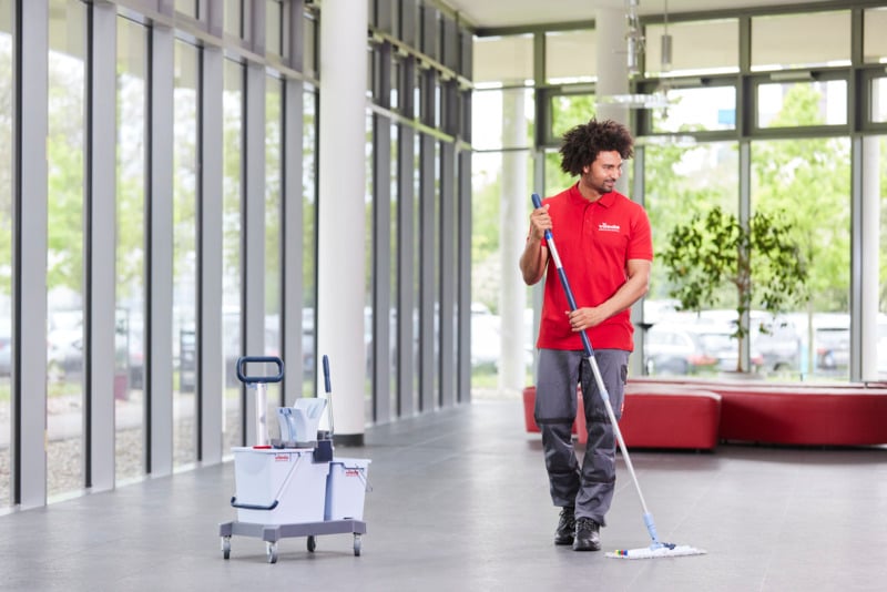 r-Trio_Max_Mop_UltraSpeed_Pro_Frame_Telescopic_Handle_mopping_floor_in_use (1)
