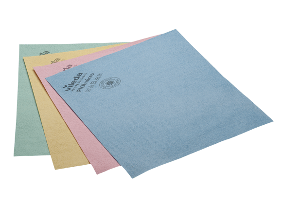 Un arrangement en forme d'éventail de quatre chiffons de nettoyage Vileda Professional PVAmicro en bleu, rose, jaune et vert. Chaque chiffon en microfibre présente une surface lisse, enduite de PVA, avec le logo Vileda et des icônes d'entretien technique imprimés dans le coin, mettant en évidence un système de code couleur professionnel pour un nettoyage hygiénique.