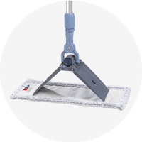 Le système de vadrouille plate Sprint V de Vileda Professional. L'image montre un cadre pliable, gris foncé, attaché à un manche bleu et argent. Le cadre est en forme de "V", en position semi-pliée, et tient une serpillière en microfibres. Cette conception permet de fixer et d'enlever la tête de la serpillière en gardant les mains libres, ce qui améliore l'hygiène.