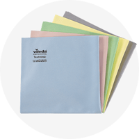 Une pile de chiffons de nettoyage Vileda Professional Textronic est disposée en éventail pour montrer une variété de couleurs, y compris le bleu clair, le rose, le vert, le jaune et le gris. Le chiffon bleu clair du haut affiche clairement le logo "Vileda Professional" et le nom du produit "Textronic", ainsi que les symboles d'instructions d'entretien. Ces chiffons en microfibres de haute qualité présentent une finition lisse et précise conçue pour un nettoyage sans peluches.