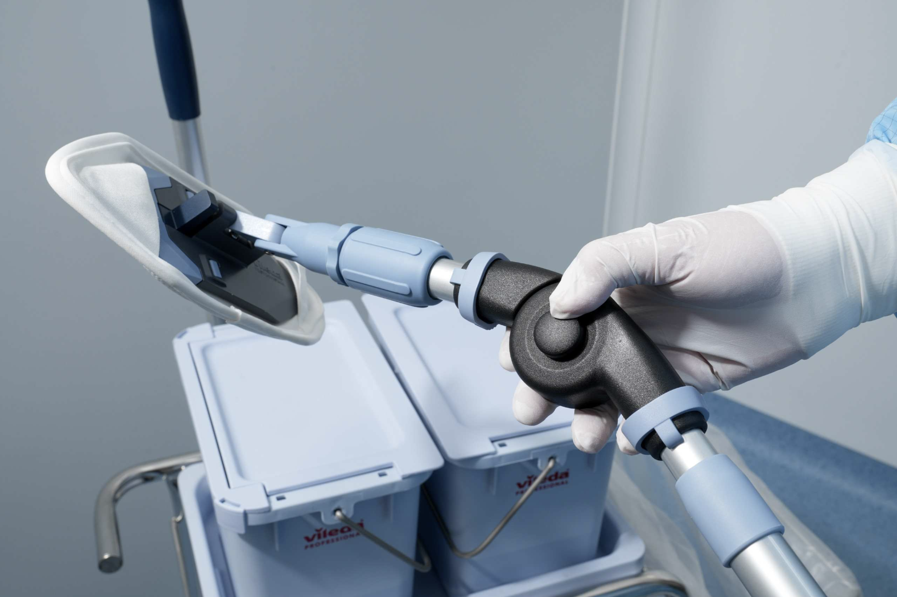 Isolator, BSC and RABS Cleaning: Why Technique and Tooling Matter in Controlled Environments