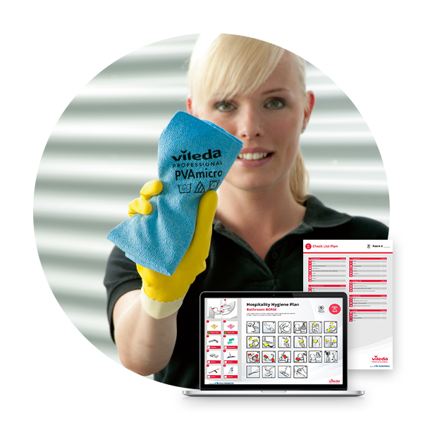 Une femme de ménage professionnelle portant des gants jaunes tient un chiffon de nettoyage bleu Vileda Professional PVAmicro. L'image circulaire centrale est superposée en bas à un ordinateur portable affichant un "plan d'hygiène pour l'hôtellerie" pour une salle de bain et un document imprimé de "plan de contrôle". Le thème général est axé sur l'hygiène professionnelle et les processus de nettoyage structurés.