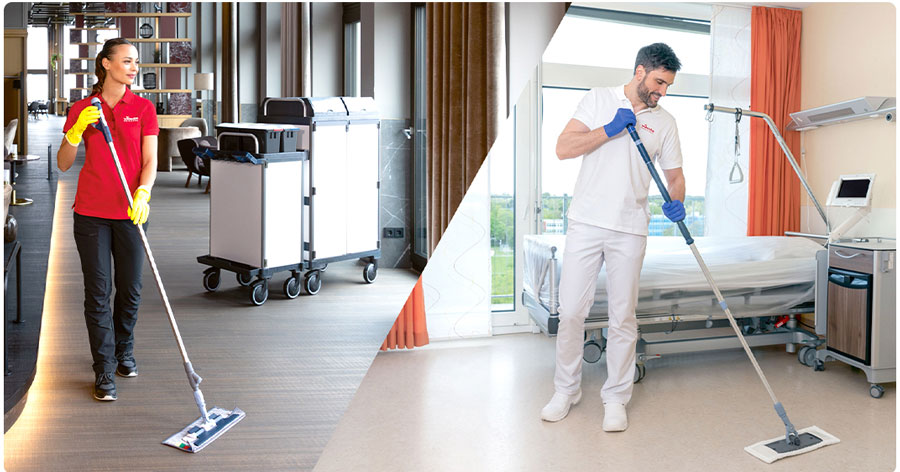 Une image d'écran partagé montrant deux contextes différents de nettoyage professionnel. À gauche, une femme vêtue d'un polo rouge, d'un pantalon noir et de gants jaunes passe la serpillière dans un couloir d'un établissement hôtelier ou d'un bureau moderne, avec un grand chariot de nettoyage blanc à proximité. A droite, un homme en polo blanc, pantalon blanc et gants bleus passe la serpillière dans une salle de soins lumineuse à côté d'un lit médical et d'une table de chevet. Les deux professionnels utilisent des systèmes de vadrouille plate Vileda Professional.
